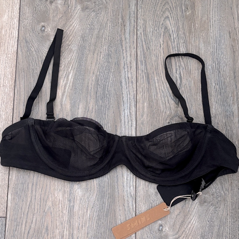 32B SKIMS - new never worn
Black onyx ultra fine Bra